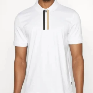 Vit pikétröja med dragkedja från Hugo BOSS - Säljer en stilren vit pikétröja från BOSS med korta ärmar och klassisk krage. Tröjan har en unik dragkedja framtill med svarta och beige detaljer längs dragkedjan. Perfekt för en clean och modern look.☀️🕶️Priset kan diskuteras!!!