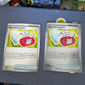 Bug Catching Set - Två samlarkort från Pokémon-serien: 'Bug Catching Set'. Perfekt för dig som gillar att samla, spela eller byta Pokémonkort. Korten är i fint skick och passar både nya och erfarna samlare. Ett måste för Pokémon-fans!