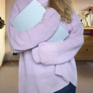 Ljusrosa stickad polotröja från Zara - Supermjuk och oversized ljuslila stickad polotröja från Zara. Tröjan har lång ärm och hög krage, perfekt för lager-på-lager. Passar dig som gillar en avslappnad och mysig stil.