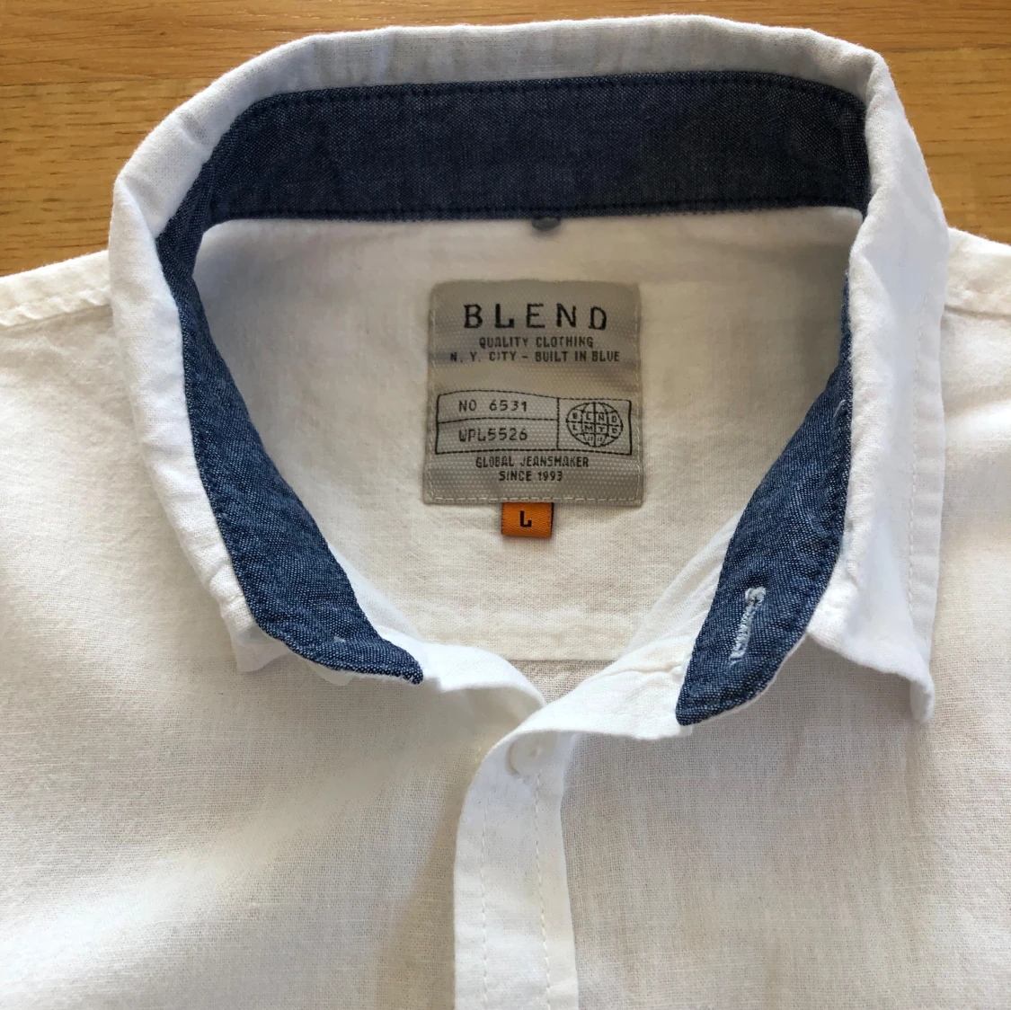 Vit skjorta med blå detaljer från Blend - 2