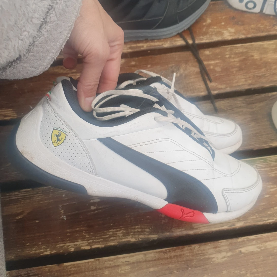Puma Ferrari sneakers i vitt och svart