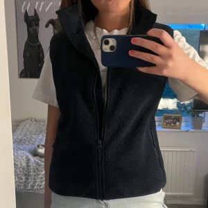 Marinblå fleeceväst med dragkedja - Marinblå fleeceväst, den är i barn storlek men passar mig som vanligtvis har xs/s😽