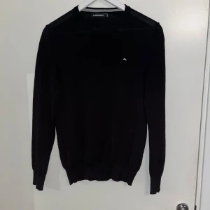 Stickad Tröja - Säljer nu denna riktigt snygga J.Lindeberg tröjan som bara använts 2 gånger. Nypris cirka 1500kr. Den är slimfit och passar mellan 170-180cm🙌