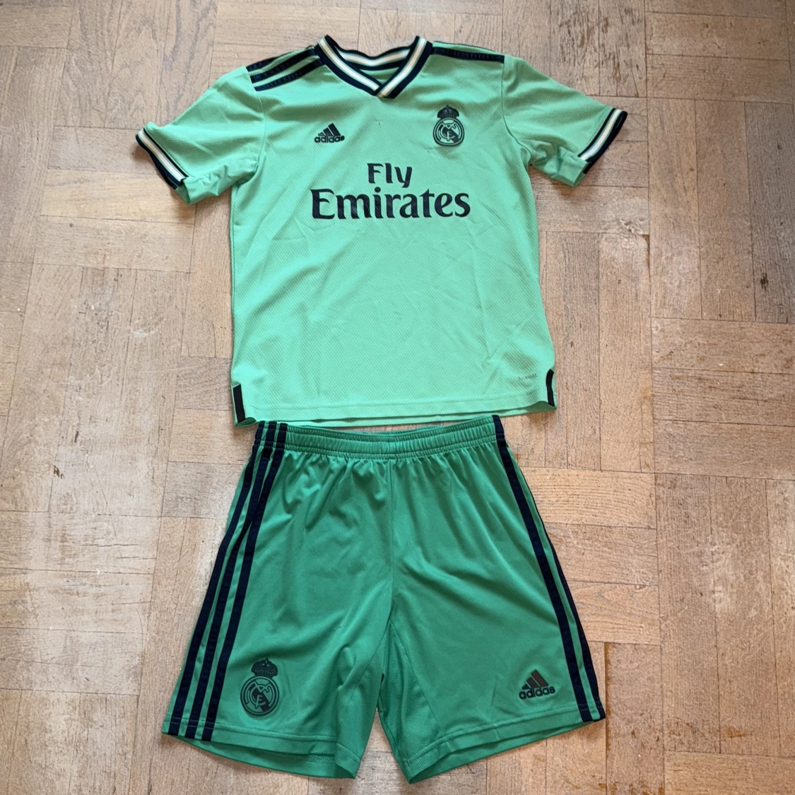 Real Madrid fotbollströja och shorts