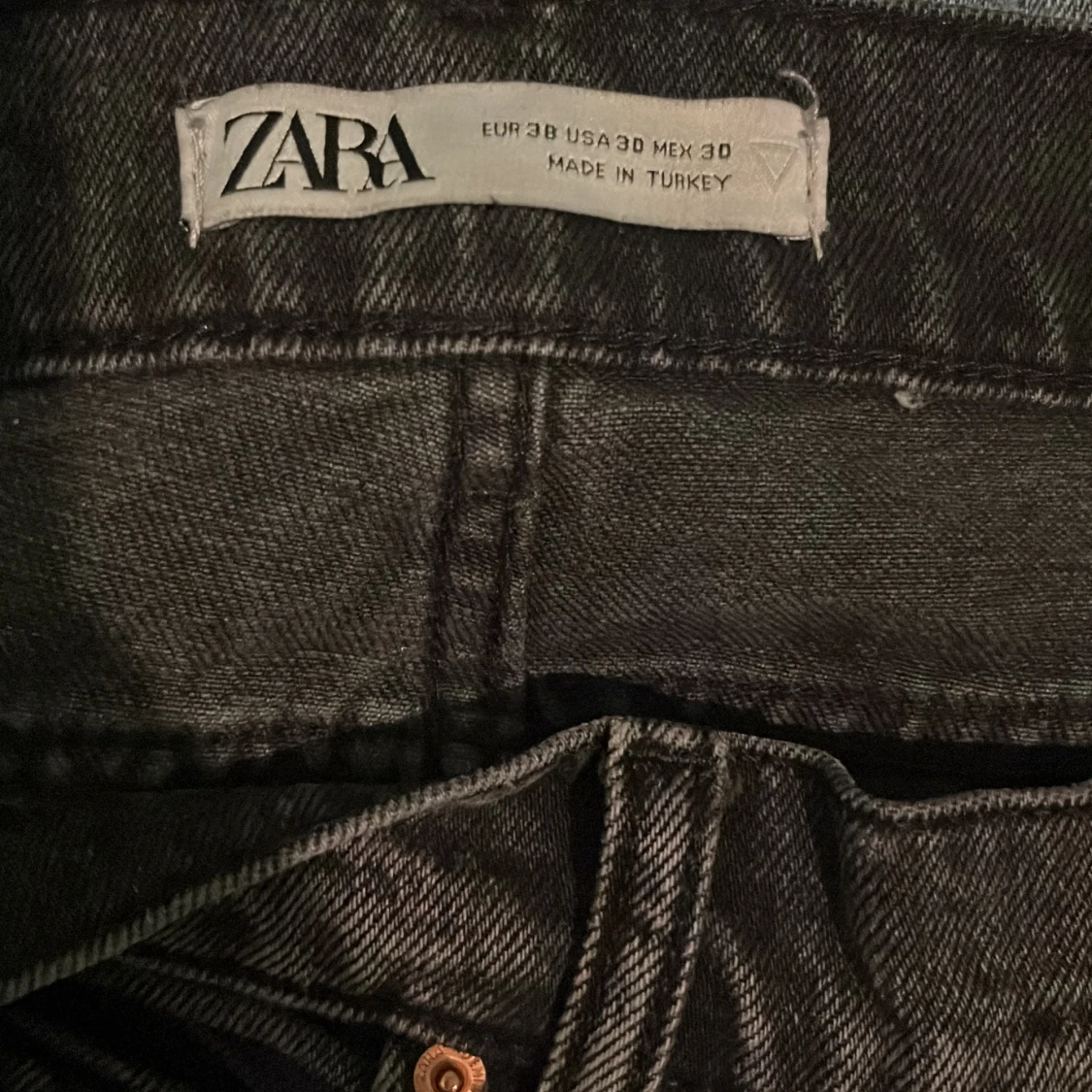 Svarta ripped jeans från Zara - 2