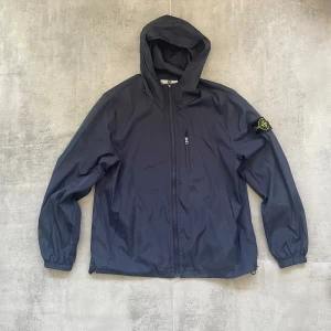 Stone island vindjacka  - Säljer denna feta Stone island vindjackan som är i ny skicka inte använd någon gång. Det billiga priset beror på att den jag är tveksam på om den är äkta. Priset är förstås inte hugget i sten och det är bara skriva vid frågor och funderingar 
