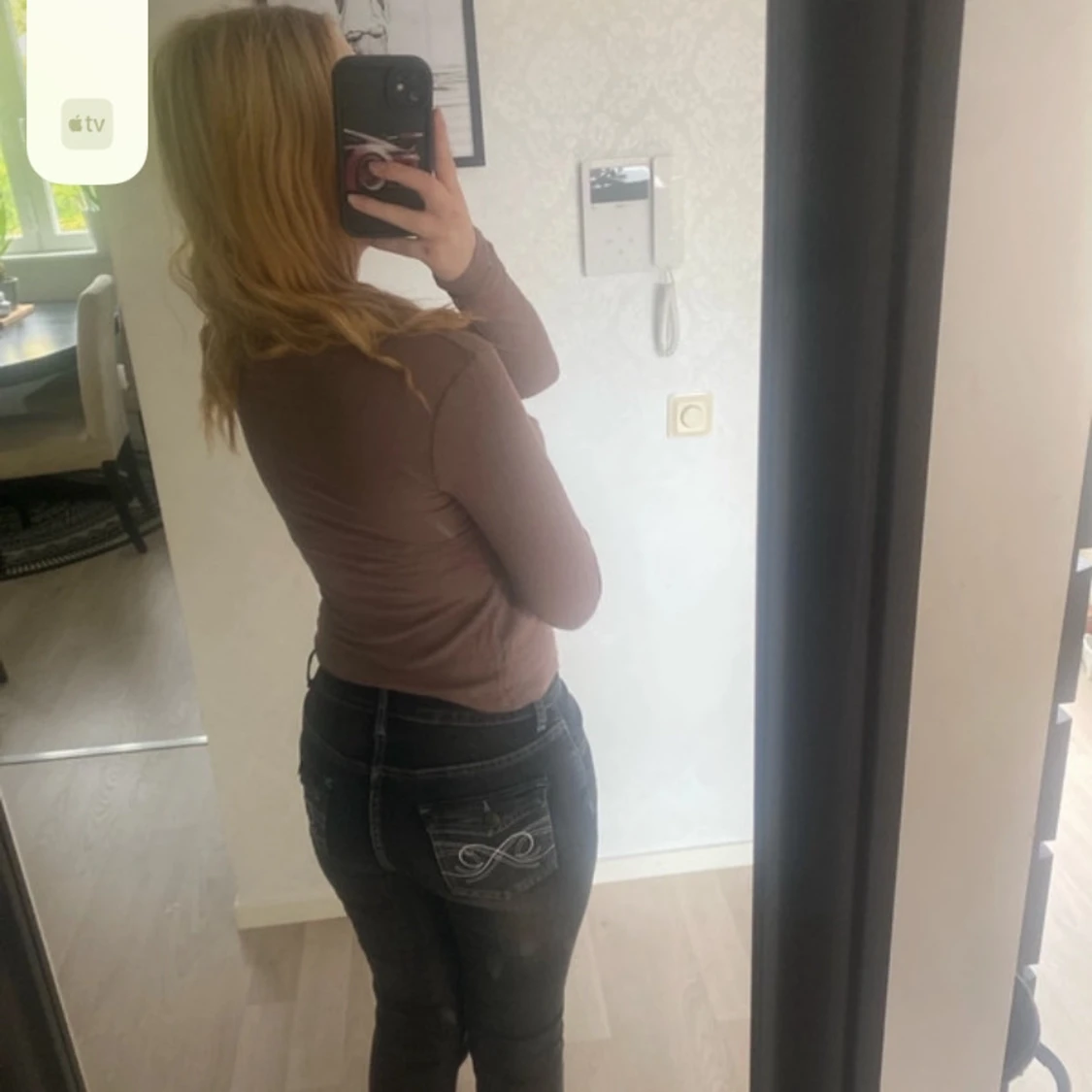 Mörkgråa jeans som går utåt där nere - 2