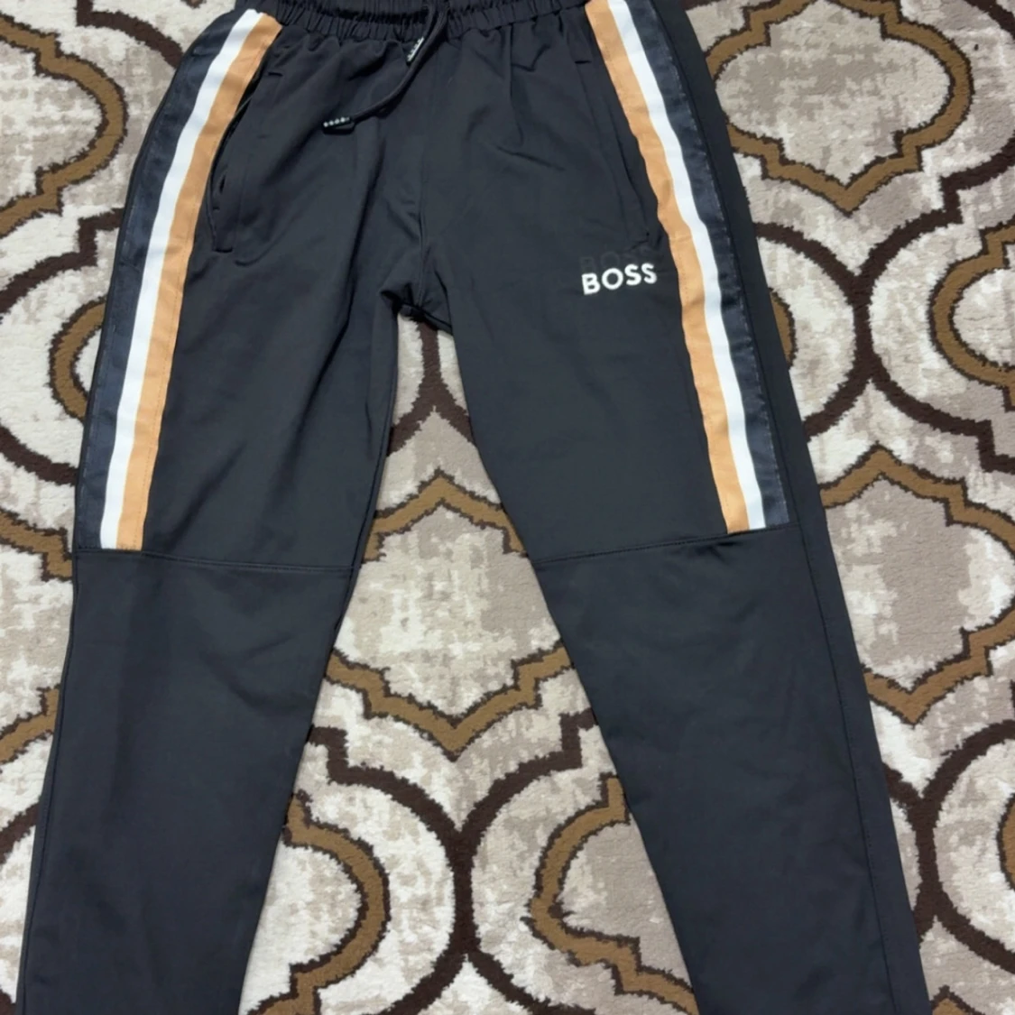 Svarta BOSS mjukisbyxor med ränder