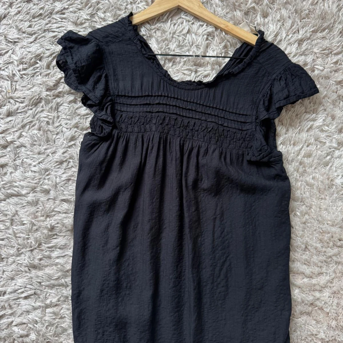 Svart kortklänning med volangärmar