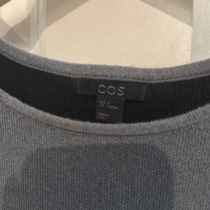 Cut out topp  - Grå cut out top från COS, knappt använd. Storlek M.  