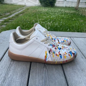 Margiela gats paint splatter - Ej säker på äkthet köpta här på plick för 2999 men nu är jag ej säker på om dom är 100% äkta trots säljaren intygat mig om det, allt ser bra ut på skorna allt från box stitching till inuti skon men känner mig fortfarande inte helt hundra, aldrig använda