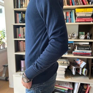 Merino polo tröja - Priset kan diskuteras! Säljer min långärmade merino polo tröja från uniqlo. Tröjan är i fint skick med inga defekter. Tröjan är i storlek xs och nypris 499 kr.