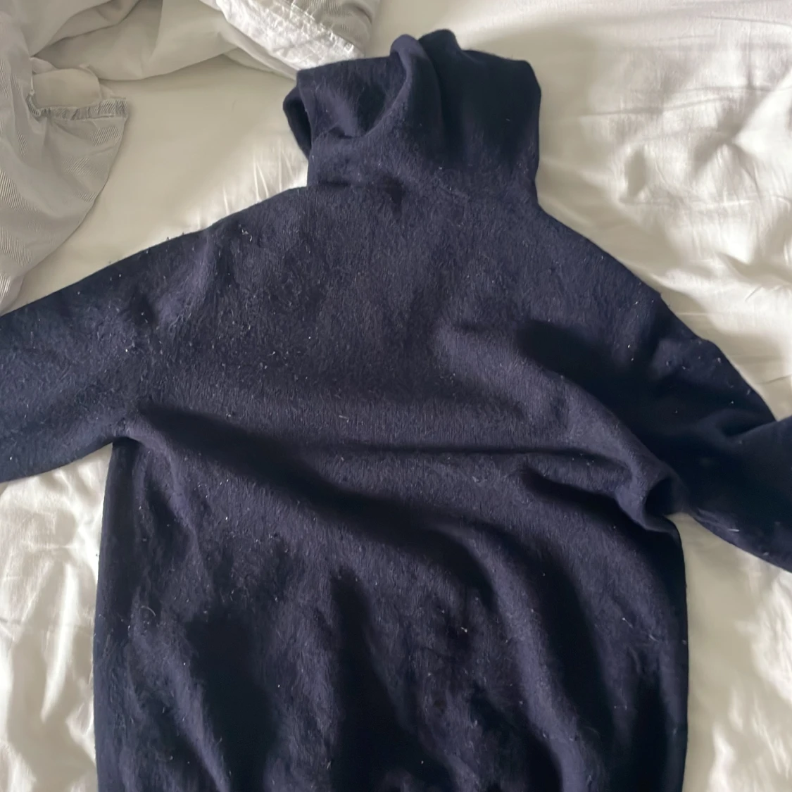 Mörkblå kashmirhoodie från Sayless - 1