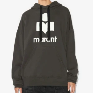 Brun hoodie Isabel Marant - Cool brun hoodie från Isabel Marant med stor vit logga framtill. 🩷 Strl m men passar oversized på mig som vanligtvis bär xs!