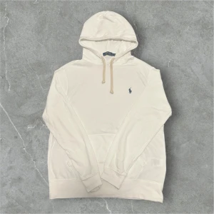 Ralph Lauren Hoodie Vit - 📍Storlek: S  💪🏽Skick: Mycket bra   📐Mått: Längd:62cm Axelbredd:44cm  📎Material:100%bomull  📦Skickar alltid inom 24h  💸Köp fler plagg för att få billigare pris  ✅Äkthetsgaranti