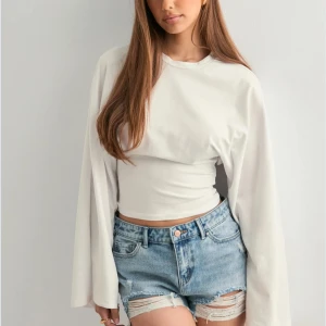 Wide sleeve top - Säljer denna fina tröjan med vida ärmar från Nelly, knappt använd 🥰