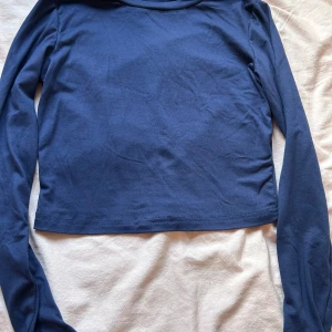 Mörkblå croppad långärmad topp - En mörkblå croppad tröja i storlek xs från shein. Helt nytt skick då den aldrig kommit till användning! Pris kan diskuteras!