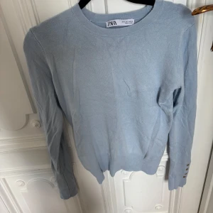 Ljusblå stickad tröja från Zara - Säljer denna jättefina ljusblå stickade tröja. Tröjan är lite tunnare och är nästan aldrig använd. Tröjan är i storlek S. Nypris är 329kr, priset kan diskuteras❣️
