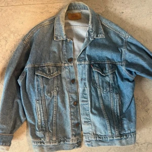 Levis jeansjacka - Vintage Levi’s jeansjacka, köpt i Frankrike förra sommaren. Oversized men passar allt från S/M - XL