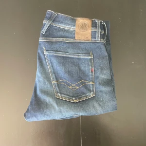 Replay Anbass W31 - Säljer ett par riktigt feta slimfit Replay Anbass i waist 31 och längd 34. Skriv vid minsta fråga!🙌