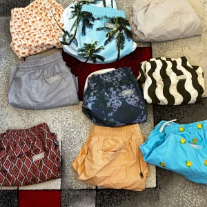 Färgglada shorts från OAS - Säljer flera olika shorts från OAS med coola mönster och färger.  Skriv gärna om ni har någon fundering eller liknande! Säljer alla för 2000kr men om man vill köpa styckvis så går det bra också! Styck pris 350kr! Storlekar är S/M/L!  Dem flesta badbyxorna ligger på 1200kr i ny pris men dom med mönster ligger på 900 ungefär!