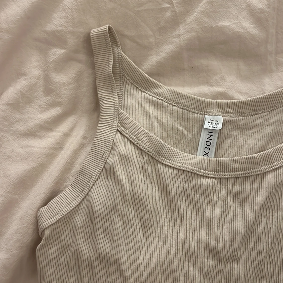 Beige ribbad linnetopp från Index - 1