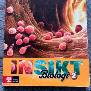 Insikt Biologi 2 - Upptäck biologins fascinerande värld med Insikt Biologi 2! Boken har ett coolt omslag med mikroskopiska bilder och passar perfekt för dig som vill förstå livet, celler och naturens mysterier. Perfekt för gymnasiet eller dig som är nyfiken på biologi.