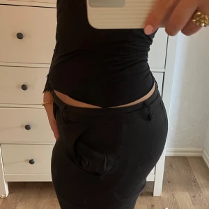 Svarta kostymbyxor i linne  - Svarta kostymbyxor i linne från Nelly i storlek 40. Byxorna har en rak passform med låg midja. Så så snygga och perfekta till hösten och till sommaren. Säljer för att de inte passar mig. Endast använda 4 gånger💌