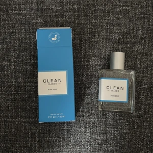 CLEAN  Pure Soap parfym 60ml - Fräsch parfym från CLEAN  i doften Pure Soap. Den är några gånger använd och mer än 95% är kvar. Köpt för 785kr, kvittot finns.                                 Jag kan försöka orda gratis frakt men lovar inget.