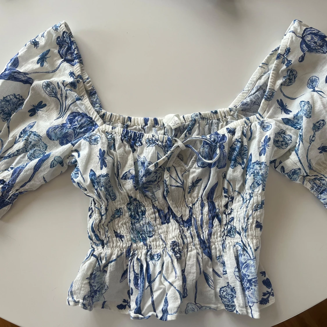 Blommig offshoulder blus från H&M