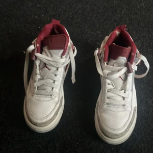 Nike Air Jordan 3 Retro Vit/Vinröd  - Nike Air Jordan 3 Retro sneakers i vitt och vinrött. Skorna har snörning, hög komfort och en robust sula. Ovandelen är i skinn och mesh för extra andningsförmåga. Perfekta för dig som gillar streetstyle och ikoniska sneakers.