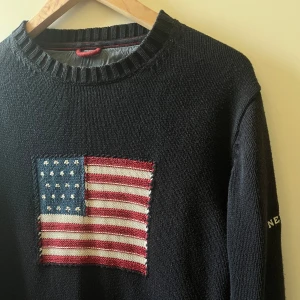 Gant sweatshirt - Säljer en riktigt fet gant sweatshirt i mörkblå med amerika flaggan. Tröjan är i bra skick men lite urtvättad. Har ett litet hål i armhålan men inget märkvärdigt. Storlek M men passar storlek S! Hör av er vid frågor.