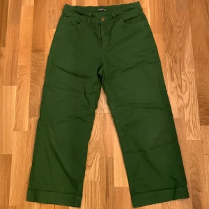 Gröna wide pants från Toad&Co - Snygga gröna byxor från Toad&Co med breda ben och klassisk femficksdesign. Byxorna har normal passform, raka bakfickor och bälteshällor. Tillverkade i mjuk bomull som känns skön mot huden. Perfekt för dig som gillar en chill och avslappnad stil. Byxorna har inga synliga defekter och jag säljer pga att de inte passar. Nypris: 1250 kr