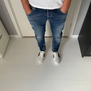 Dondup jeans - Tja! Säljer nu dessa extremt feta dondup jeansen! Dondup jeansen är i fint skick! Modellen på bild är 177! Nypris 4000+! Skriv vid bilder eller frågor! Vid snabbaffär=bättre pris
