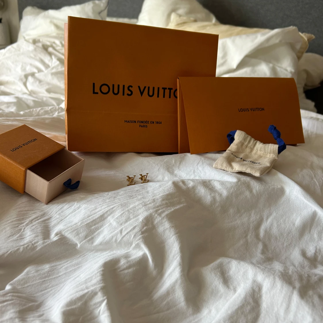 Louis Vuitton guldörhängen LV-logo - 1