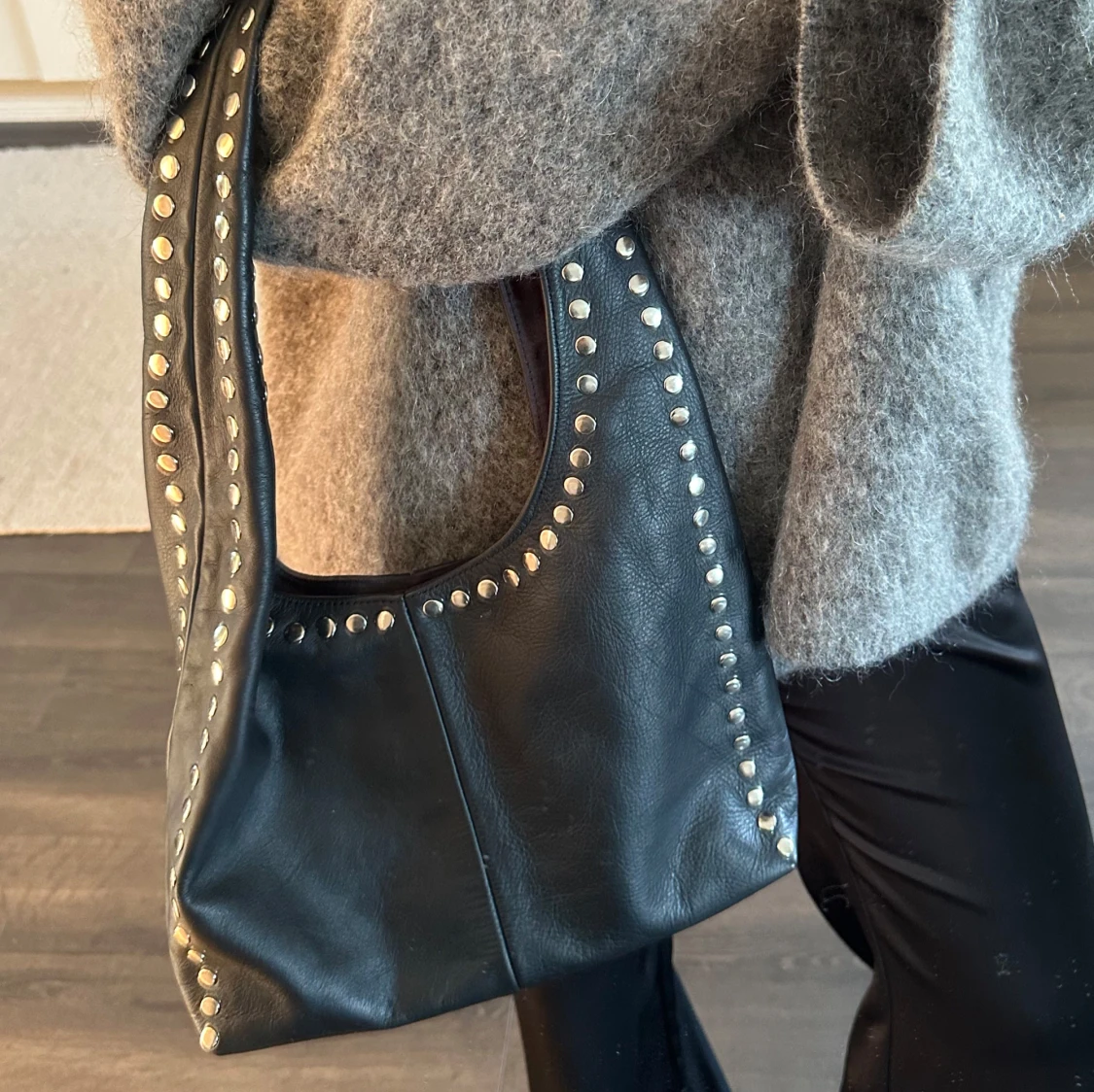 Svart axelväska med nitar i skinn