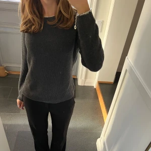 Grå stickad tröja från Sail Racing - Grå stickad tröja från Sail Racing i storlek S. Fint skick. Använd gärna köp nu!