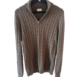 JOHN HENRIC HALF ZIP - John Henric half zip  kabelstickad tröja - Storlek S - Mycket fint skick - hör av er vid minsta fundering // Deluxecloset 