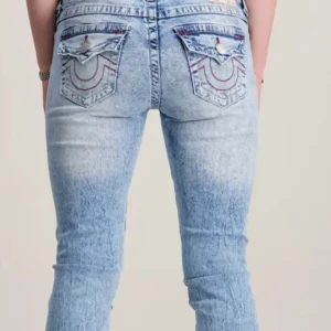 Helt nya true religion jeans i becca  - W24. Oanvända true religion jeans som aldrig kommit till användning, jättesnygga men behöver pengar. Ny pris ligger runt 1200kr💕pris kan diskuteras 