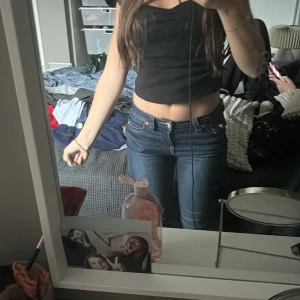 Svart croppad ärmlös linnetopp - Säljer mina trues då de börjar bli försmå! Storlek 26 modell Becka och kommer i superbra skick! Pris kan diskuteras!!