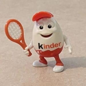 Unik samlarfigur från Kinder som spelar tennis  - Säljer en cool figur från Kinder av plast. Perfekt för dig som gillar sportiga figurer. 