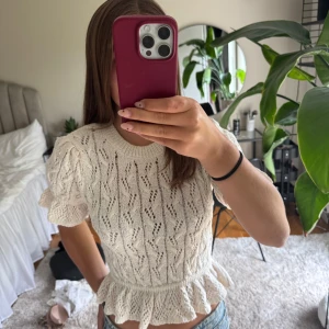 Vit virkad blus från Zara - Cremefärgad virkad topp från Zara i storlek S men resor vid ärmar och midja🥰
