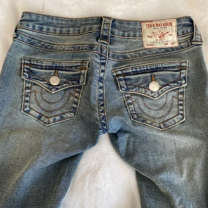 True Religion Joey Low Rise Flare Jeans - snygga low rise flare från true religion! säljer eftersom dem är lite för långa på mig. Inga defekter, inget smuts dem är som helt nya!💗
