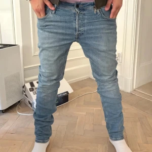 Jack and Jones jeans  - Säljer ett par klassiska blå jeansbyxor med en slim passform. Storlek 32/32, har blixt för små för mig som är 183cm, tveka inte vid funderingar eller vid intresse, riktigt najs färg på dem nu till sommaren, byxorna är från Jack & jones pris kan diskuteras