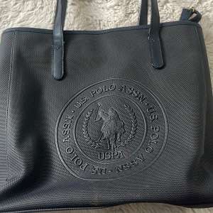 skolväska - Väskan är perfekt till att ha till skolan. Det finns väldigt många tecken på att den är använd som ni ser på bilderna. Tror jag köpte den runt 1400-2000 kr.