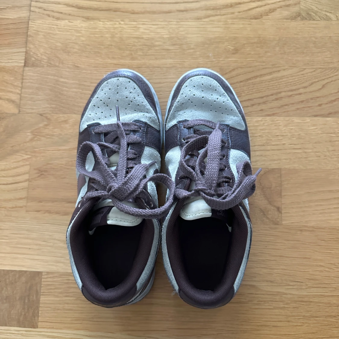 Nike Dunk Low i brunt och grått - 1