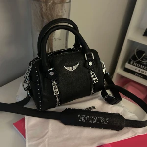 söt liten sunny - sååå söt väska jag köpte här på Plick🥰 vita dustbagen ingår, inga skador!