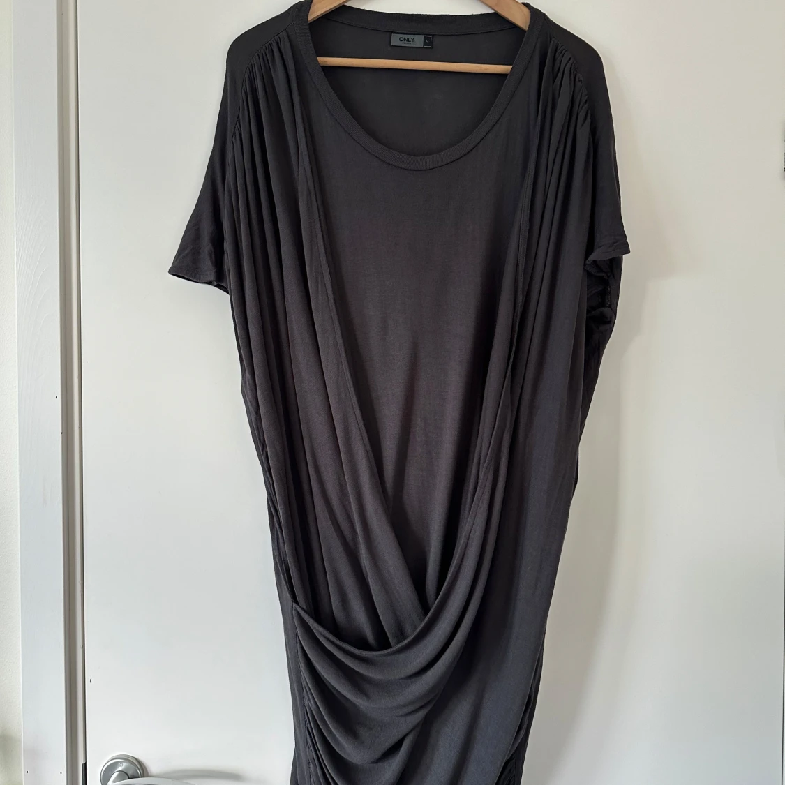 Grå klänning från Only, strl M/L