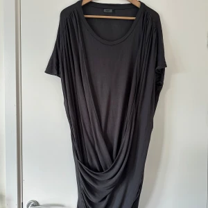 Grå klänning från Only, strl M/L - Superskön och smickrande klänning från Only med draperad design framtill. Klänningen har korta ärmar och en rund halsringning. Storlek M, men passar även L. Mycket gott skick    Hämtas i Stockholm eller skickas mot porto. 