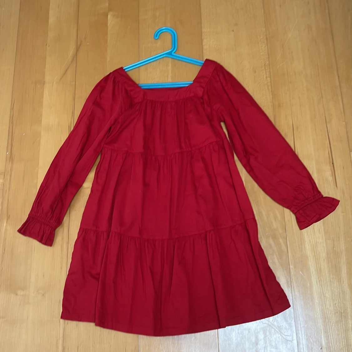 Röd långärmad kortklänning